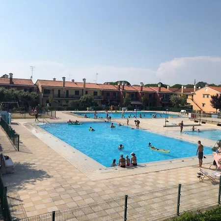 Family Vacation Apartment With Swimming Pools Apartman *